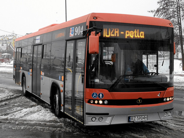 04.04.2013 Rzeszow. Nowy autobus Autosan SANCITY 10 LF w taborze rzeszowskiego MPK. Fot. Patryk Ogorzalek/Agencja Gazeta.