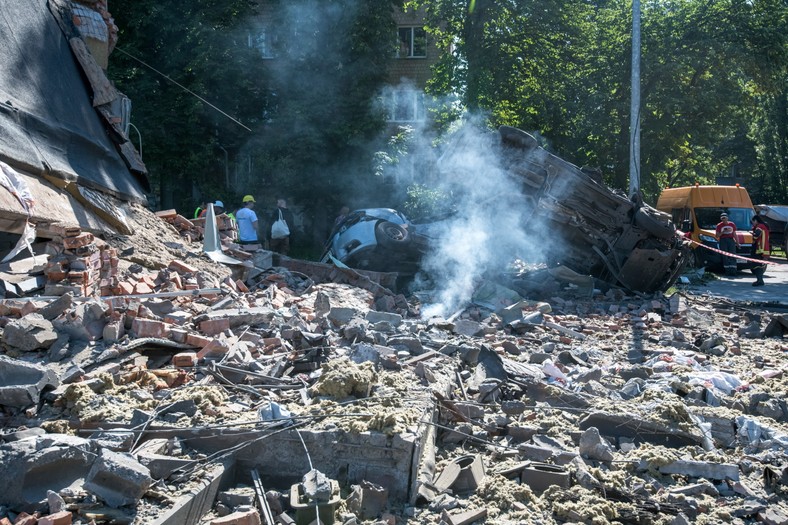 Kijów, Ukraina, 04.07.2025. Zniszczenia po zmasowanym rosyjskim ataku na Kijów, 4 bm. Rosyjskie wojska zaatakowały Ukrainę w nocy z czwartku na piątek 550 dronami i rakietami. Głównym celem zmasowanego ostrzału był Kijów. (jm) PAP/Vladyslav Musiienko.