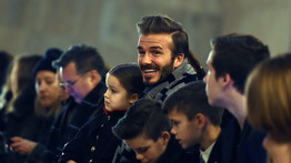 Tátott szájjal bámulta a mellbimbót villantó modellt a Beckham család