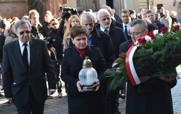 Beata Szydło złożyła kwiaty i zapaliła znicze przed Konsuletem Republiki Francji w Krakowie