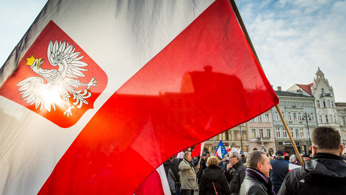 Przed stałym przedstawicielstwem RP przy UE w Brukseli, a także przed polskimi ambasadami w Berlinie i Londynie odbyły się w sobotę manifestacje poparcia dla Komitetu Obrony Demokracji i przeciwko działaniom PiS wobec Trybunału Konstytucyjnego.