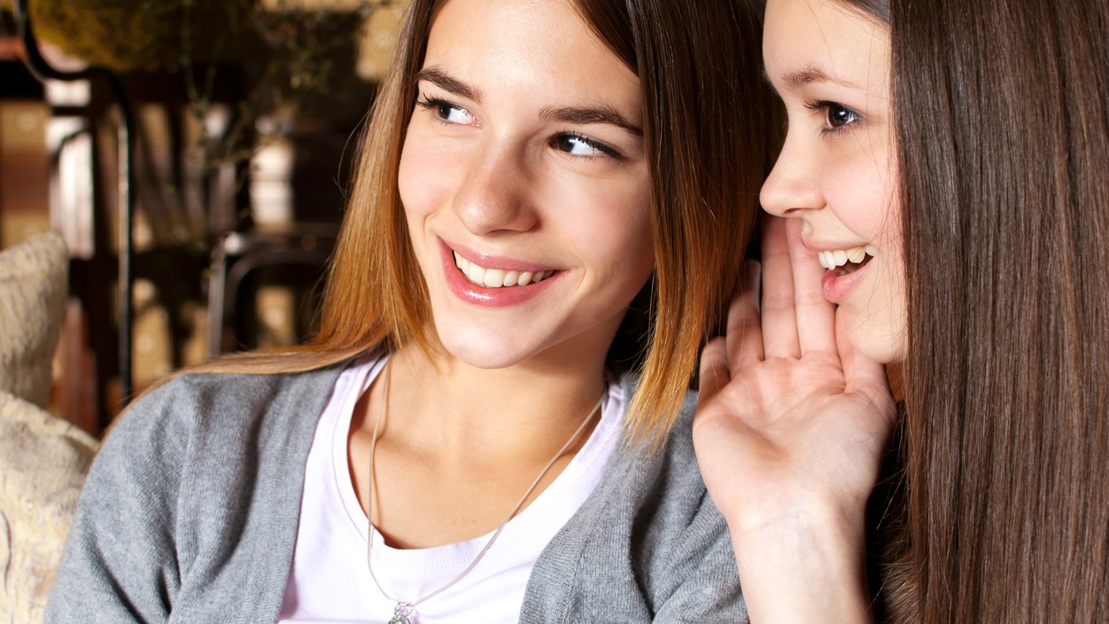 Nie každá kamarátka, ktorá sa usmieva, to s vami myslí úprimne – niektoré vety dokážu zraniť viac než hádka. 