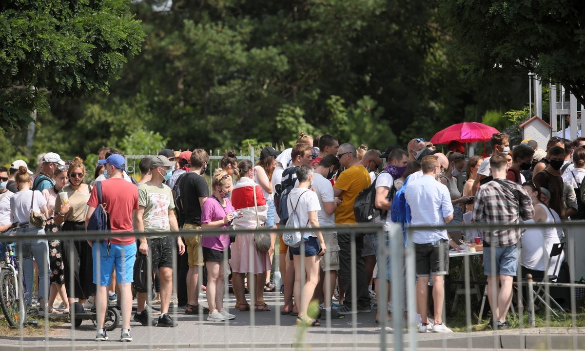 Obywatele Białorusi w oczekiwaniu na głosowanie w wyborach prezydenckich w tym kraju przed Ambasadą Republiki Białorusi