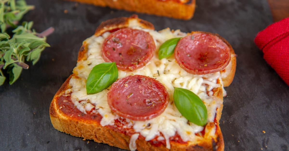 Make pizza using bread slices instead of dough