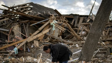Poruszające zdjęcie z Irpienia. Kobieta chciała uratować "nowe życie" z ruin domu
