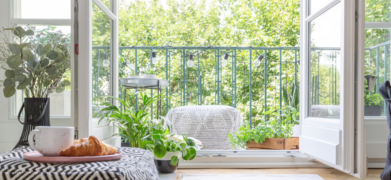 Girlanda świetlna czy lampion? Jak oświetlić balkon bez prądu