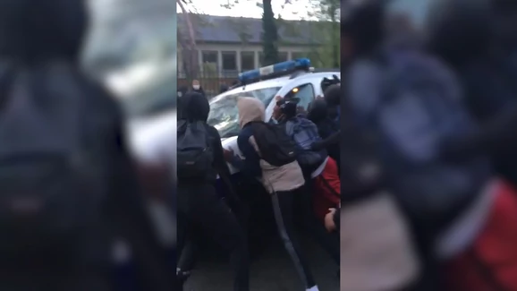 Pariz : Sukobili se učenici i policija Pnqk9lLaHR0cDovL29jZG4uZXUvaW1hZ2VzL3B1bHNjbXMvTTJZN01EQV8vYTQyMGIyNGYyNGUyYzgyMmVjODQwZmE1ZTg2MjM1ZmUuanBnkZMCzQJCAIEABQ