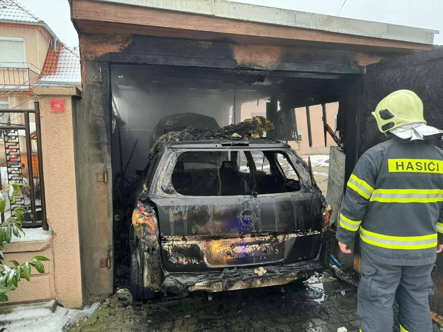 Vo Veľkom Mederi horela garáž.