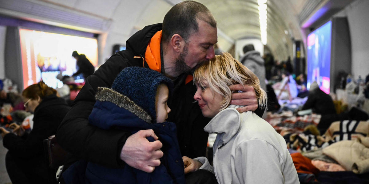 Metro w Kijowie. To tu, nawet 100 metrów pod ziemią chronią się mieszkańcy miasta, tu toczy się codzienne życie.