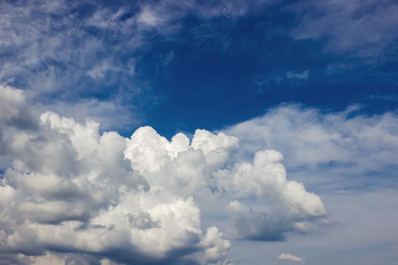 Piętrzące się chmury cumulus mogą przekształcać się w burze