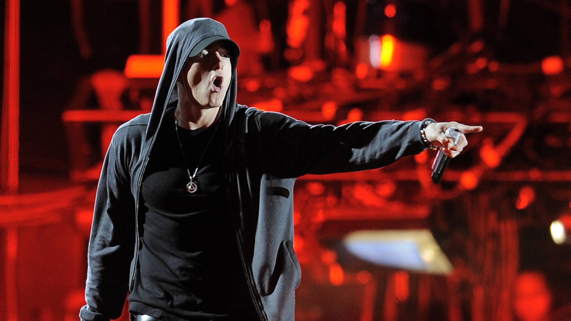 Eminem prekvapil fanúšikov novým albumom. Vyzýva Američanov, aby volili a zmenili krajinu