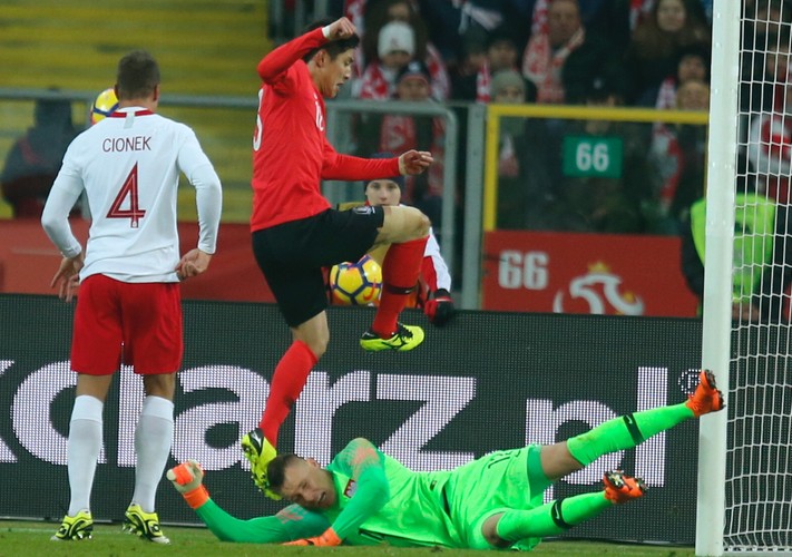 Łukasz Skorupski (P) i Thiago Cionek (L) oraz Young-sun Yun (C)
