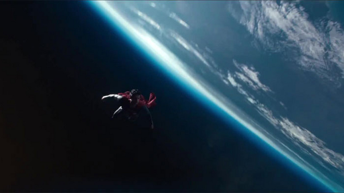 Christopher Nolan i Zack Snyder wyszli zwycięsko z postawionego przed sobą wyzwania restartu historii o Supermanie - "Człowiek ze stali" łączy efektowność z ambicjami, solidną fabułę i ciekawych bohaterów z efekciarską rozrywką na najwyższym hollywoodzkim poziomie. Prawdopodobnie nie można było przywrócić tego ikonicznego bohatera do kinowej świetności w lepszy, pełniejszy sposób. Dlaczego więc "Człowiek ze stali" nie potrafi ostatecznie zachwycić?
