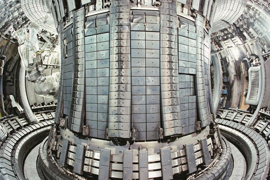 Reaktor nowego typu, tzw. tokamak, aby zaszła w nim reakcja termojądrowa, trzeba rozgrzać do temperatur sięgających 100 mln stopni Celsjusza