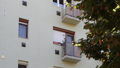 Meghalt a szekszárdi lakás erkélyéről kizuhant másfél éves kislány