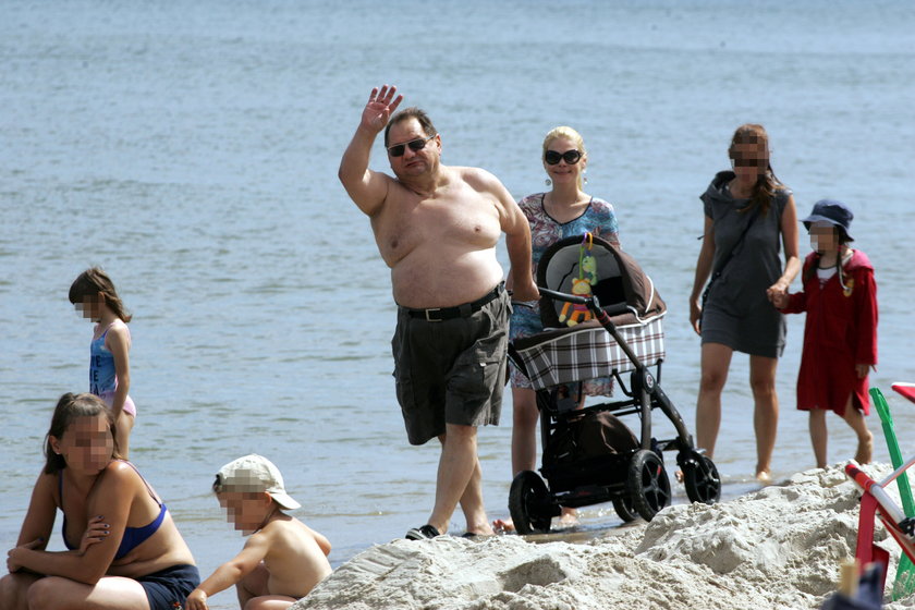Ryszard Kalisz z żoną Dominiką i synem Ignasiem na plaży