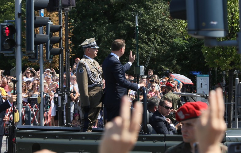 Zwierzchnik Sił Zbrojnych, prezydent Andrzej Duda w asyście szefa Sztabu Generalnego gen. Mieczysława Gocuła dokonuje przeglądu pododdziałów wojskowych w Al. Ujazdowskich, przed rozpoczęciem defilady wojskowej