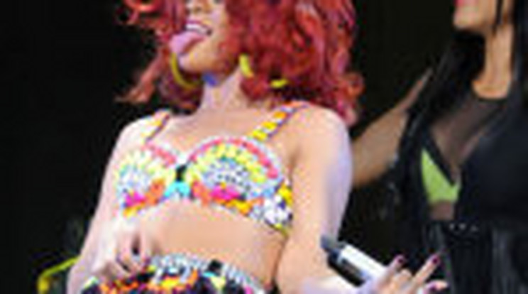 Durva! Kigyulladt a színpad Rihanna koncertjén