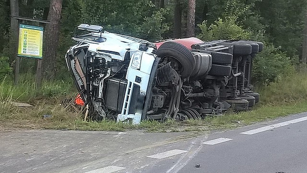 Policja wyjaśnia okoliczności dwóch wypadków na podkarpackich drogach. Dzisiaj rano w Świerczowie w powiecie kolbuszowskim ciężarówka zderzyła się z volkswagenem. Wczoraj w nocy w Górnie w powiecie rzeszowskim kierowca DAF-a śmiertelnie potrącił pieszego.