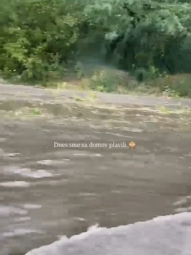Bývalá misska sa s autom musela brodiť vodou na ceste.