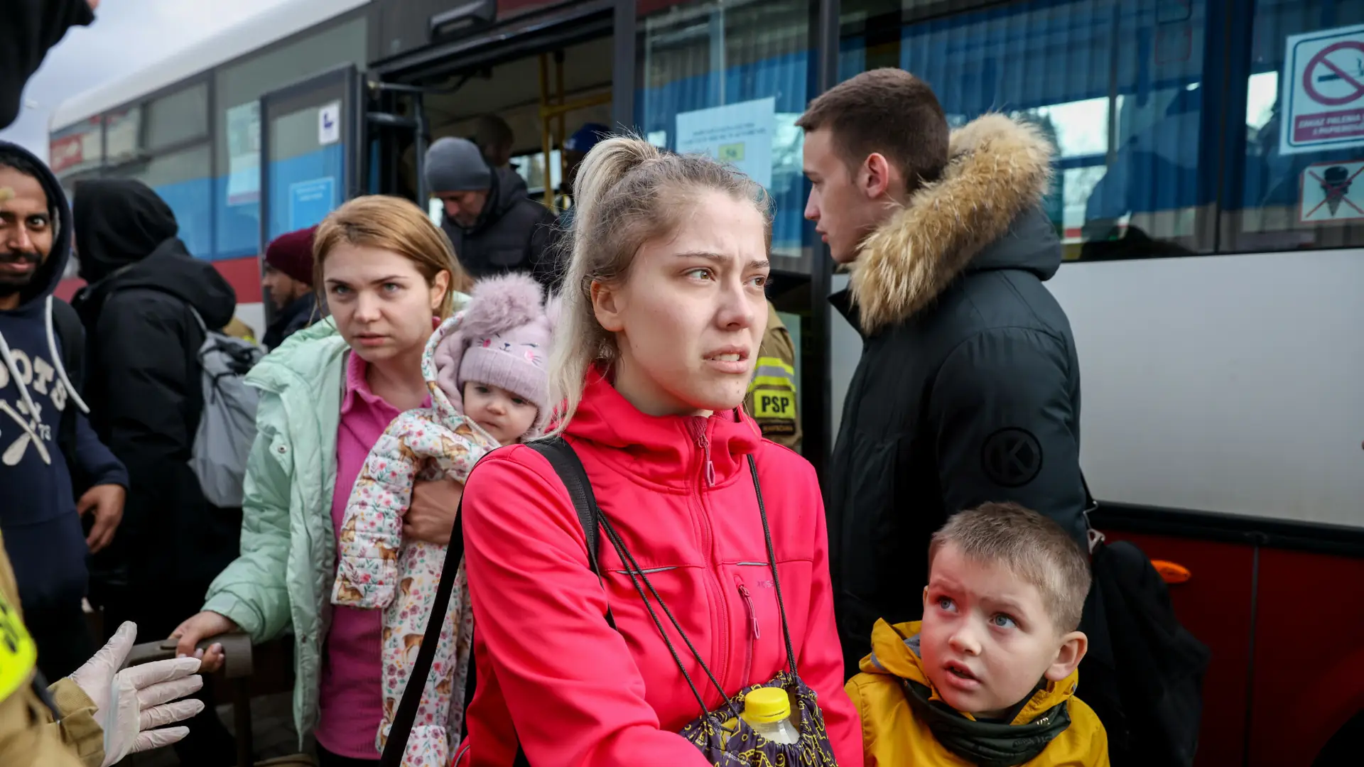 Darmowa komunikacja miejska i pociągi dla uchodźców z Ukrainy. Dołączają kolejne miasta [LISTA]