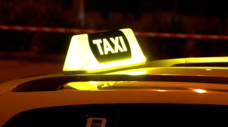Árulkodó lehet a taxikon található szabad-jelzés: érdemes olyan autóba ülni, amin rajta van a cég logója / Fotó: Herle Kristóf