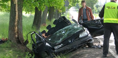 Auto wbiło się w drzewo. Trzy osoby nie żyją