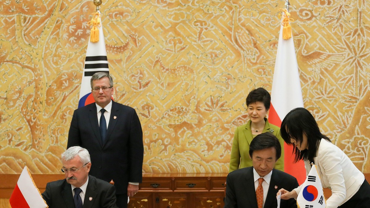 Seul, Korea Południowa, Prezydent Broniłsaw Komorowski i prezydent Korei Południowej Park Geun Hie podczas podpisywania umowy bilateralnej przez ambasadora RP w Korei Południowej Krzysztofa Majk (L) i ministra spraw zagranicznych Korei Południowej Yun Byu