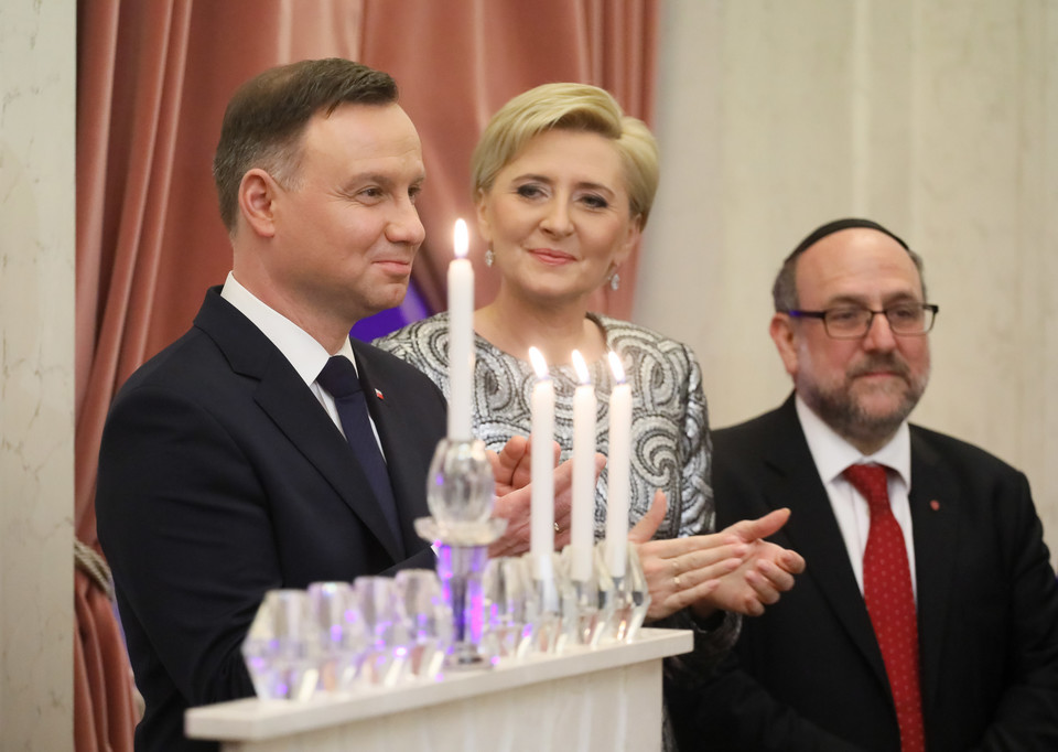 Agata Kornhauser-Duda i Andrzej Duda wraz z naczelnym rabinem Polski Michaelem Schudrichem podczas uroczystości zapalenia świec chanukowych