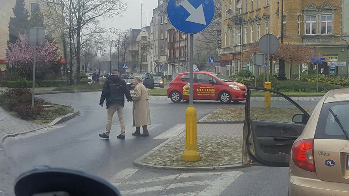 Zdjęcie ze zdarzenia opublikowano na Facebooku. Widać na nim mężczyznę, który pomaga w przejściu przez pasy starszej kobiecie. Jak donosi osoba, która była świadkiem całej sytuacji, kierowca w tym celu specjalnie zatrzymał się przed pasami. "Zachowanie godne naśladowania, oby więcej takich osób" - komentuje. Podobnych głosów są już setki.