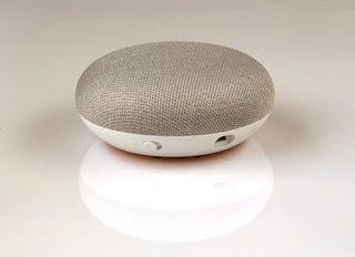 Google Home Mini im Test: klein, schlau und mieser Klang | TechStage