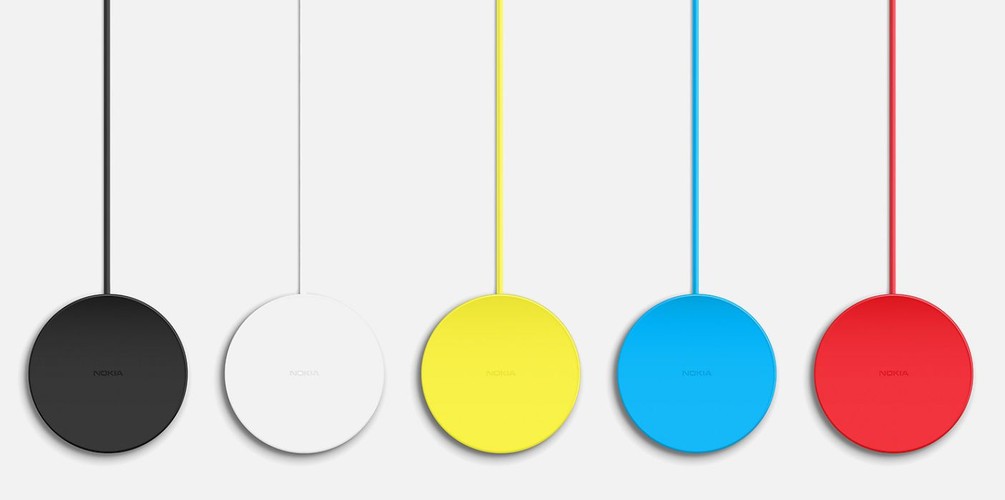 Czy też zdarza Wam się, że podłączając smartfon do ładowarki, stwierdzacie, że wtyczkę kabla trzeba włożyć odwrotnie, a gdy próbujecie to zrobić okazuje się, że jednak właściwie podłączaliście go za pierwszym razem? Udrękę z kablami wyeliminuje skutecznie bezprzewodowa ładowarka Nokii DT 601.Wystarczy położyć telefon na kolorowym krążku, by bateria w smartfonie zaczęła się ładować. Cena urządzenia to ok. 140 zł. Na zdj. Ładowarka Nokii DT 601. Źródło: www.nokia.com