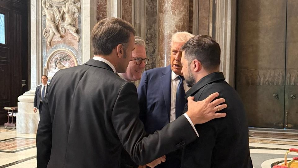 Strenutie Volodymyra Zelenskeho, Donalda Trumpa, francúzskeho prezidenta Emmanuela Macrona a britského premiéra Keira Starmera.