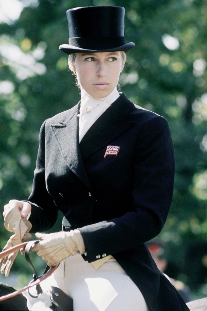 Nemcsak az estélyi ruhák, hanem a letisztult, egyszerű lovagló szettek is tökéletesen álltak neki. (1973)