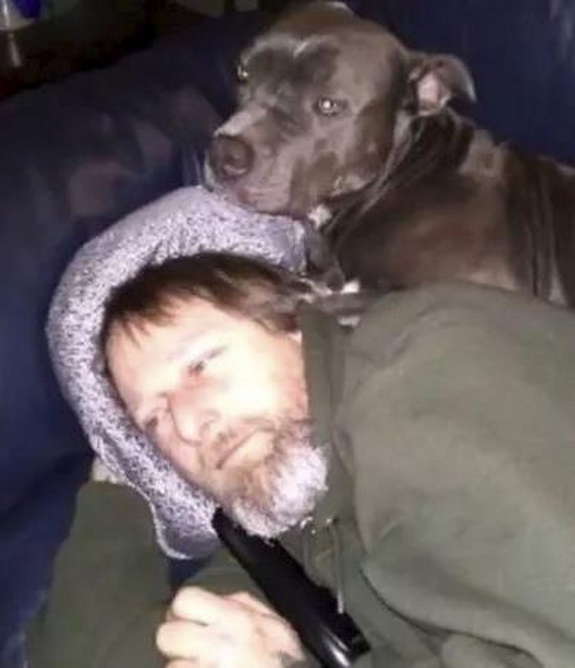 48-letni Greg Manteufel na zdjęciu ze swoim psem