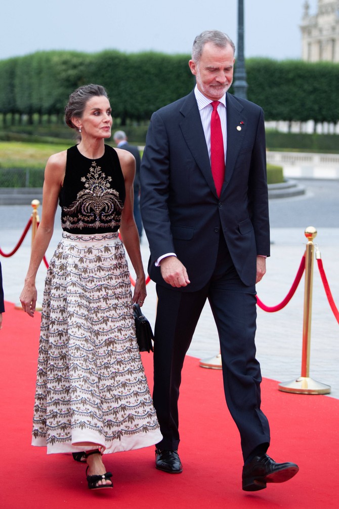 Kraljica Leticija i kralj Felipe VI na gala večeri u muzeju Luvr u Parizu