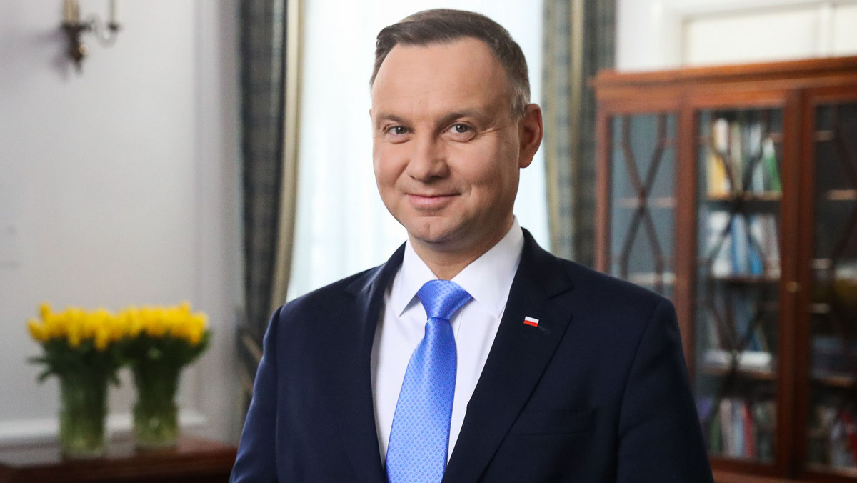 Największym społecznym zaufaniem cieszył się w lipcu prezydent Andrzej Duda, któremu ufało 68 proc. respondentów CBOS. Premierowi Mateuszowi Morawieckiemu ufa 57 proc. badanych. Największą nieufność budzą liderzy PiS Jarosław Kaczyński (44 proc.) i PO Grzegorz Schetyna (43 proc.).