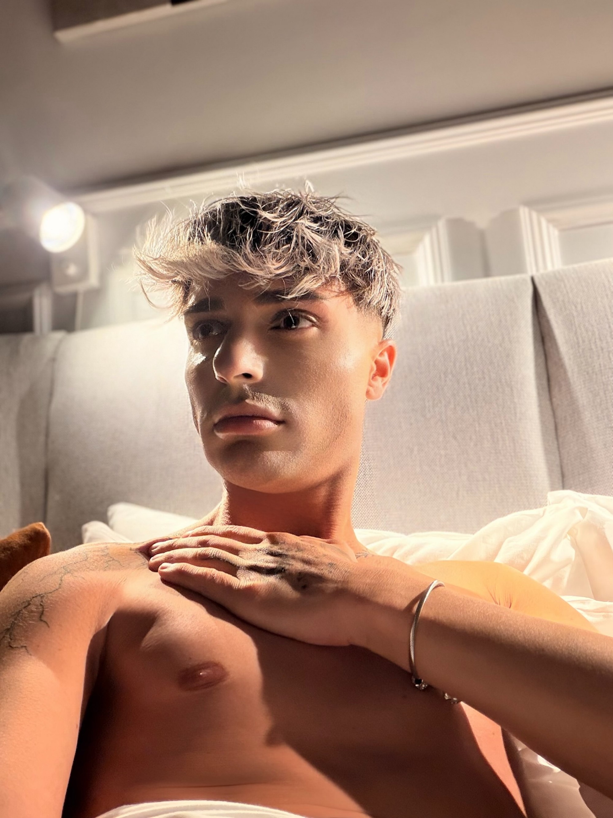 Spevák a influencer David Key.