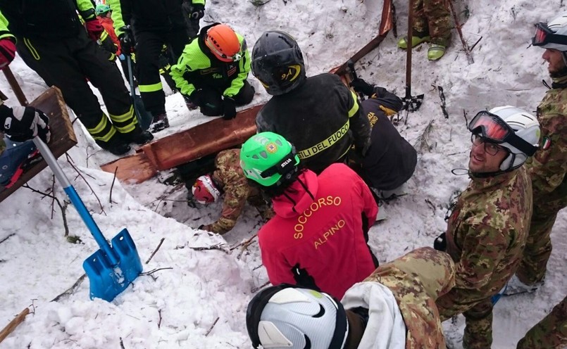 Akcja ratunkowa na gruzach zniszczonego przez lawinę hotelu Rigopiano