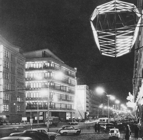 Budynek nocą w perspektywie ulicy Kruczej, lata 60. Fot. Public domain, via Wikimedia Commons
