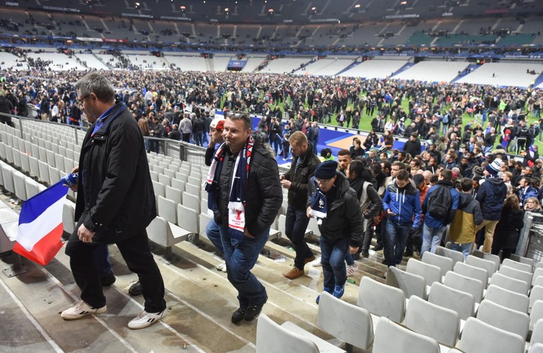 Zamachy terrorystyczne w Paryżu. Kibice bali się opuszczać Stade de France