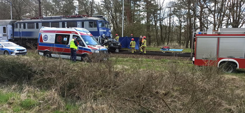 Pociąg zmiażdżył samochód 26-latka. Mężczyzna nie miał szans