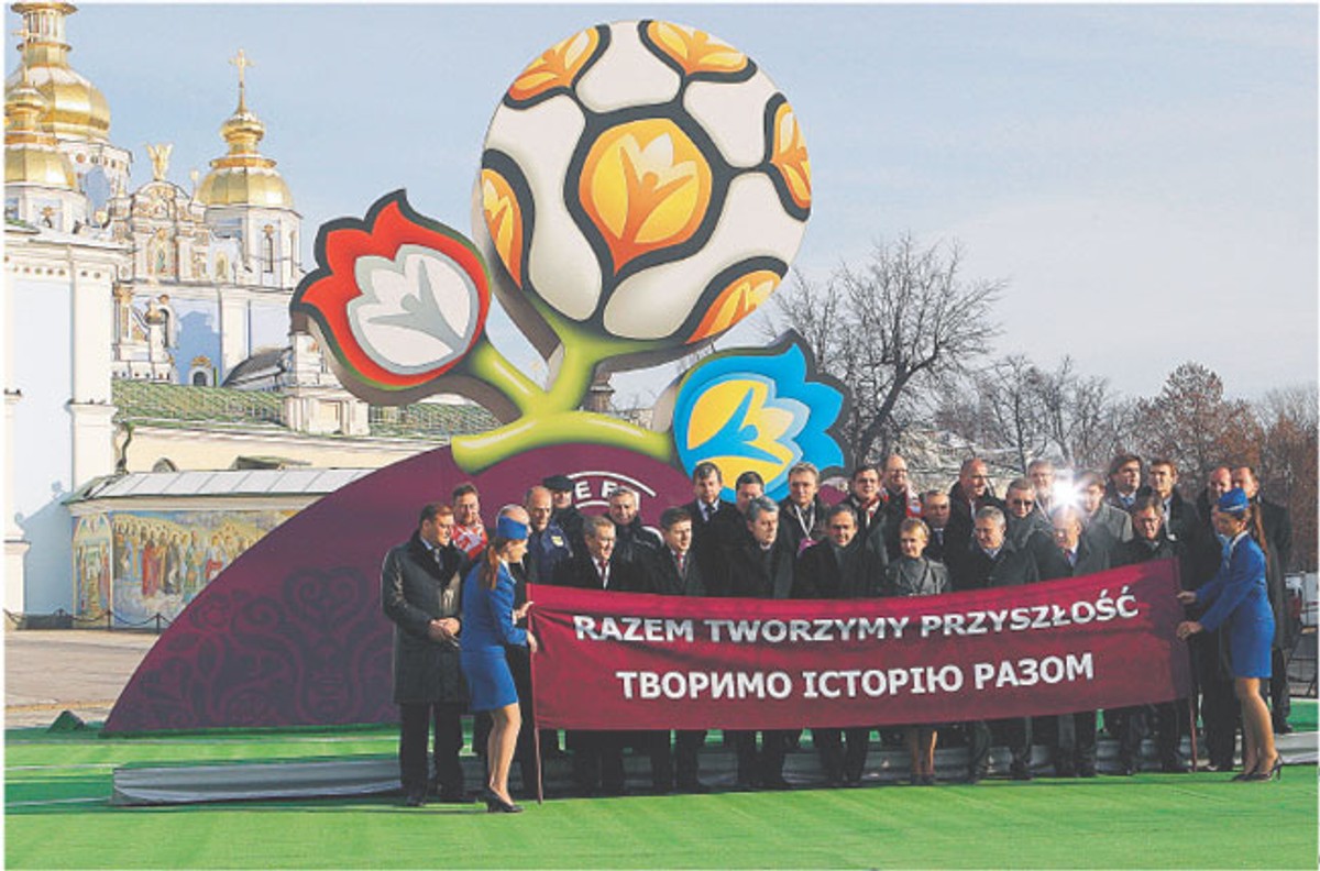 Logo mistrzostw przedstawia kwiaty symbolizujące obydwa kraje i UEFA Reuters/Forum