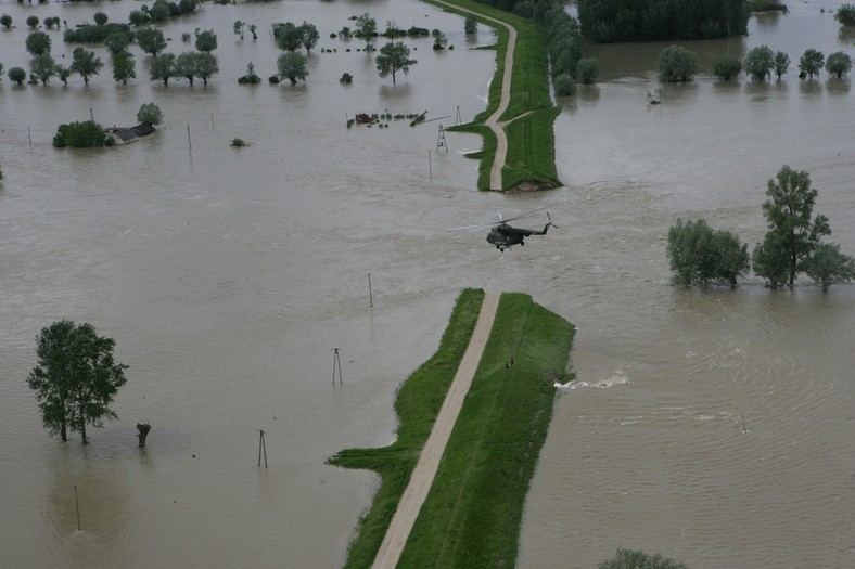 Gigantyczne połacie terenu zalane po przerwaniu wału w gminie Świniary, maj 2010