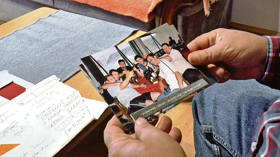 U koverti je bila fotografija, nastala 7. jula 2004. godine kada je Milan bio fudbalski sudija 