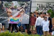 Uczestniczy kontrmanifestacji przeciw Pierwszemu Marszowi Równości w Białymstoku