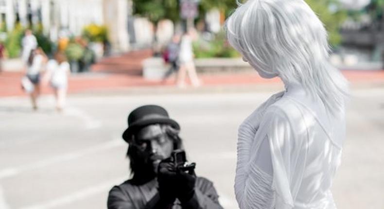 Couple dresses up as statues for their pre-wedding photo shoot.