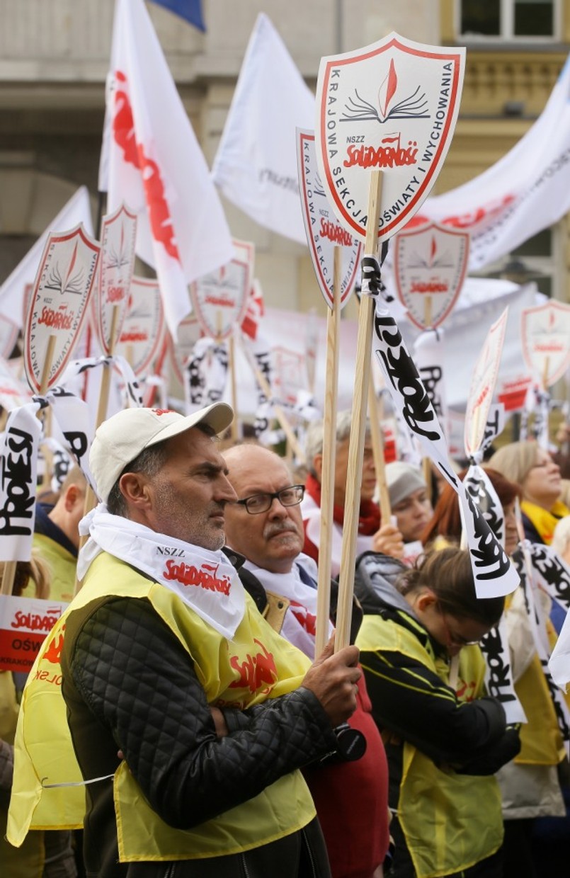 10-procentowe podwyżki od przyszłego roku, ale także zaprzestanie zamykania szkół. To dwa główne postulaty, o których realizację walczą nauczyciele. Około 15 tysięcy pedagogów od godziny 13 pikietuje kancelarię premiera.