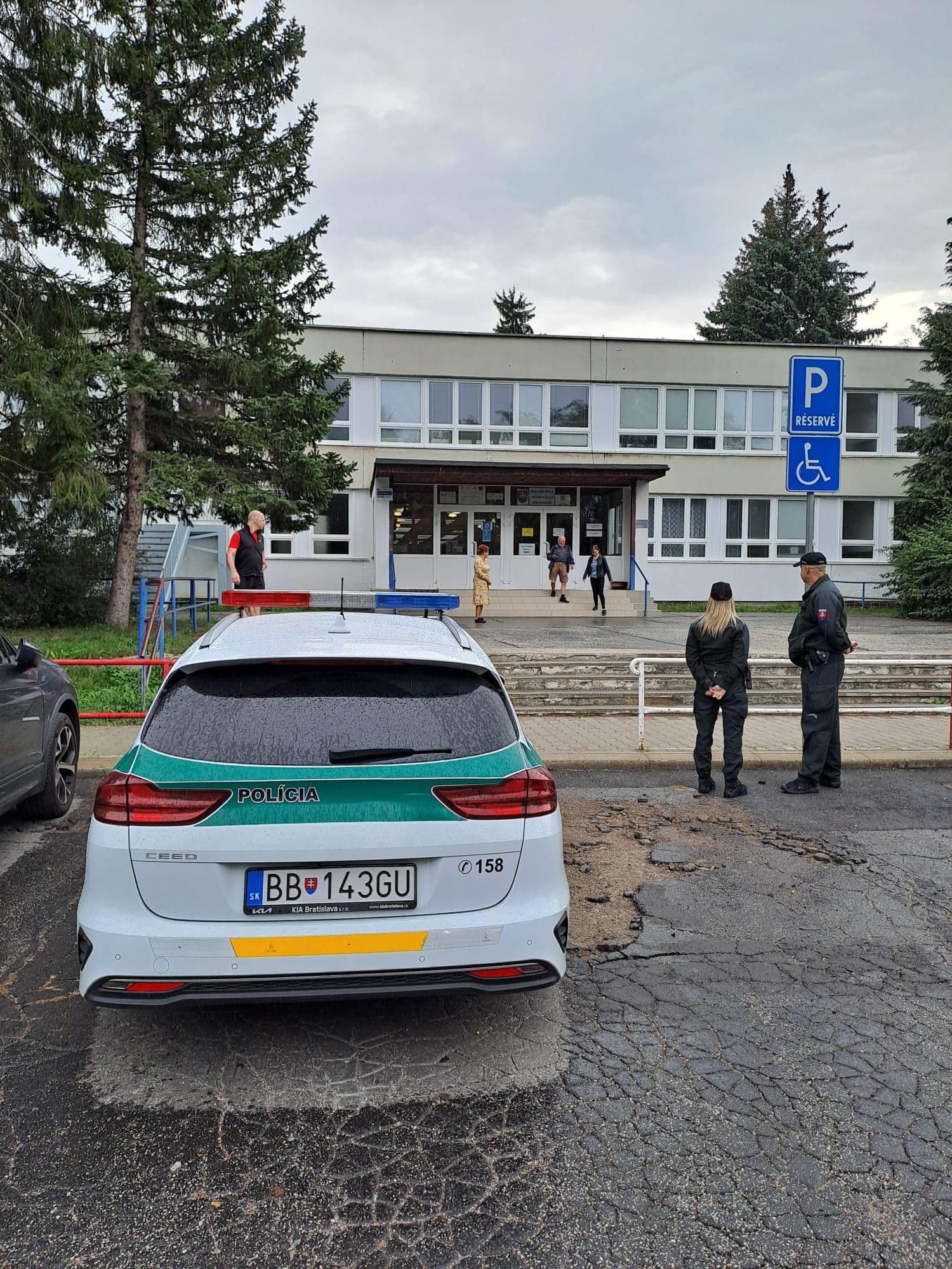 Polícia dohliada na priebeh volieb.