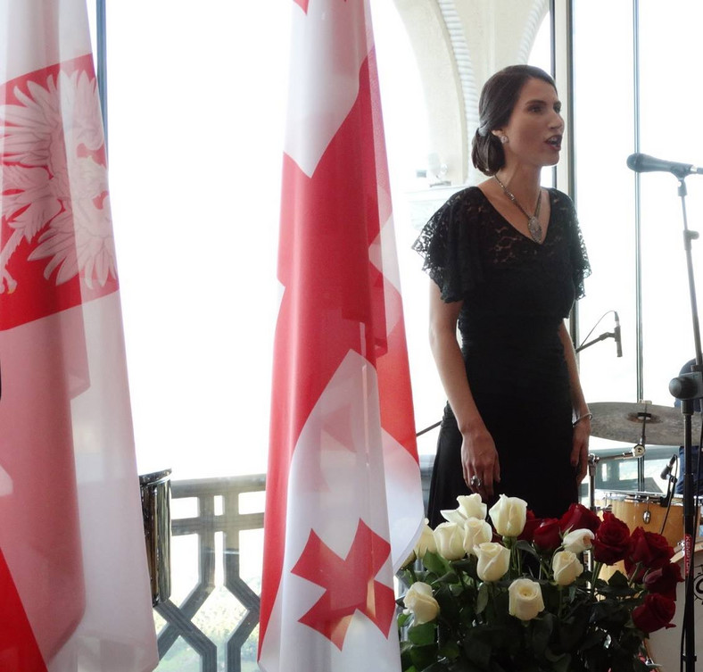 Yoanna wykonuje Mazurek Dąbrowskiego i Hymn Narodowy Gruzji przed Prezydentem Gruzji i Ambasadorem RP